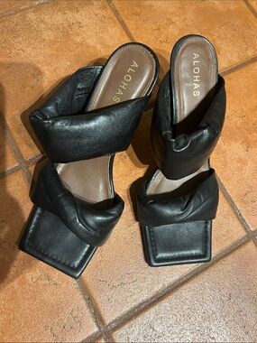 ALOHAS Black Padded Double-Strap Slide Mules